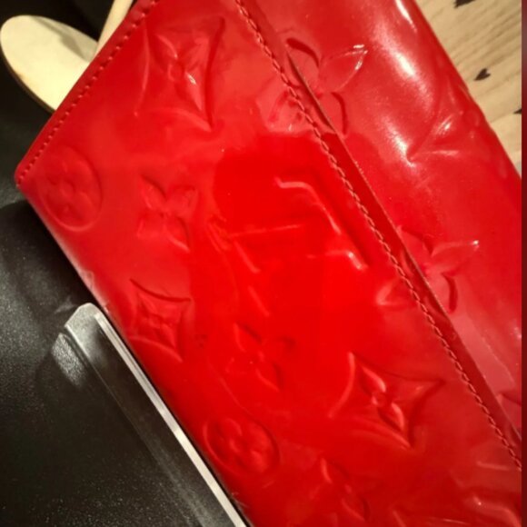 LV011. Louis Vuitton, Vernis Monogram Sarah Envelope Wallet, Red - Picture 5 of 5
